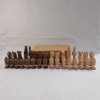 Ritka, kézzel faragott ember figurás fa sakk készlet fa dobozában (Királymagasság: 11 cm)