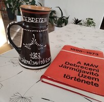MÁV relikvia 1983-as Debreceni Járműjavító Üzem kerámia kancsó + könyv 18 cm