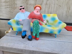 Egyedi Kortárs Pop-art Papirmasé szobor-Kanapén ülő pár Barrigaverde jelzéssel