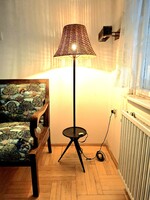 Retro vas állólámpa fonott vessző lámpaernyővel, kovácsoltvas jellegű, kis asztalkával