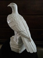 Nagyméretű fehér porcelán ragadozómadár / sas figura profilozott talapzaton