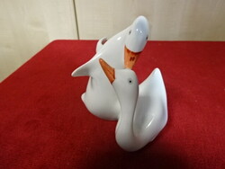 Hollóházi porcelán figura, kézzel festett libapár, magassága 10,5 cm. Jókai