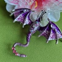 Kitűző, bross BRO269E - Tűzzománcos lila repülő sárkány kb. 75x65mm