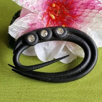 Kitűző, bross BRO416 - Cirkás piros rózsák fekete levelek közt 54x33mm