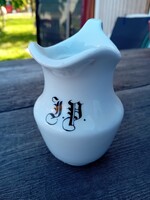 Monogramos bíder fehér porcelán kiöntő
