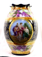 „ROYAL VIENNA” PORCELÁN VÁZA MITOLÓGIAI BACCHUS JELENETTEL ÉS IRISZ FESTÉSSEL