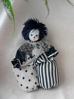 KEDVES RETRÓ FEKETE-FEHÉR PORCELÁNFEJŰ BOHÓC (PIERROT) BABA, 25 CM