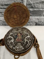 Antik/Vintage tibeti ezüstözött réz GAU imadoboz (úti szentély) textiltokban – Münchenből származó