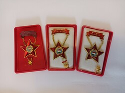 Kiváló Dolgozó” kitüntető jelvény három különböző kiadásban