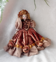 ELEGÁNS, DÍSZES BÁRSONY RUHÁS, KALAPOS PORCELÁNBABA, 22 CM