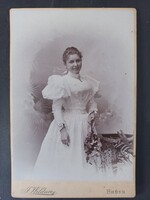 Antik kabinetfotó Elegáns fiatal nő fehér ruhában, Brünn (Brno), kb. 1895