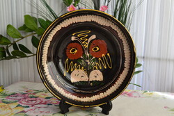 Vintage kézzel festett népi kerámia falitányér – fekete mázas, virágmintás, 23 cm