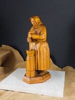 Vajat köpülő öreg hölgy faragott fa szobor KJ szignóval