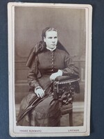 Antik CDV fotó fiatal nő kockás ruhában napernyővel Urfahr Linz 1875