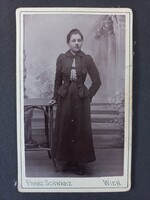 Antik CDV fotó fiatal nő egész alakos portréja elegáns ruhában Bécs 1895