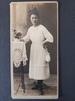 Antik CDV fotó fiatal nő fehér ruhában kézitáskával 1915