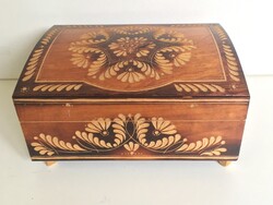 Vintage pirográfiás, karcolt fadoboz – Intarzia jellegű ékszerdoboz, díszdoboz (21,5 cm)