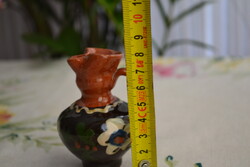 Miniatűr népi kerámia korsó – barna mázas, kézzel festett virágmintás, 8 cm