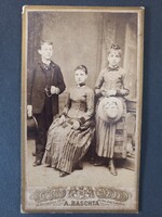 Antik CDV fotó három fiatal testvér családi műtermi portré Bécs A. Baschta 1885