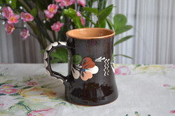 Vintage kézzel festett virágmintás kerámia korsó – jelzett, 12 cm