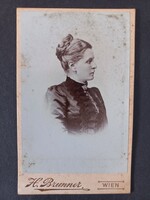 Antik CDV fotó elegáns nő oldalnézeti portré kontyos frizura Bécs H. Brunner  1895