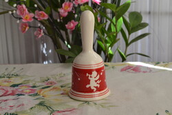 Retró porcelán kézi csengő piros-fehér angyalkás díszítéssel – 16 cm