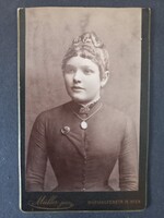 Antik CDV fotó fiatal nő nyaklánccal műtermi portré Bécs 1885 M. Müller jun.