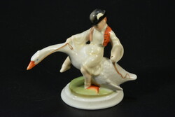 Herendi Ludas Matyi libával – Lux Elek szignós porcelánfigura, kézzel festett, hibátlan, 8 cm