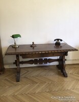 Fábol faragott íróasztal