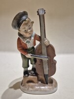 Bertram fiú figura nagybőgővel
