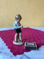 LIPPELSDORF gyertyát tartó fiú porcelán figura HILLA PEYK terve 15 cm.