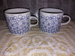 Alföldi porcelán bögre, kék kontúr virágos dekorrral
