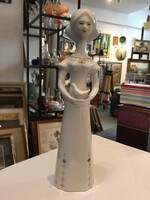 Lány galambbal, porcelán Aquincumi, kézzel festett. Ősz Szabó Antónia tervezte az 1960- as években….