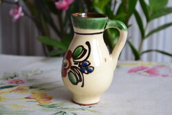 Vintage népi kerámia kis korsó – kézzel festett virágmintás, zöld mázas, 10 cm