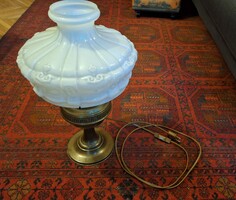 Antik Aladdin Wick sárgaréz petróleum lámpából készült elektromos lámpa eredeti tejüveg búrával.