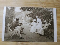 Antik lap, katona hölgyek nők társaságában, parkban, Fischer és Teszák kiadás, 1913-ból