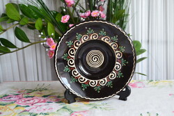 Vintage népi kerámia falitányér – fekete mázas, spirálmintás, kézzel festett, 20 cm