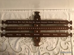 NAPTÁR - FA  - 55 x 28 x 2,5 cm - GYÖNYÖRŰ GÓT BETŰK - SZÁMOK KÉZMŰVES - BAJOR - RÉGI - HIBÁTLAN