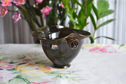 Vintage kézműves kerámia kiöntőtál – rózsadíszes, sötétbarna mázas, 12 cm