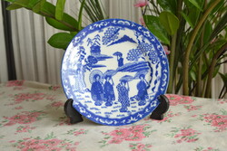 Vintage japán stílusú porcelán dísztányér – kék-fehér, gésás mintával, 17 cm