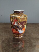 Ritka jelzett japán Satsuma moriage mini váza - Kézzel festett "Dai Nippon" jelzéssel