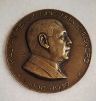 Kernstok Gina (1880–1959)  „KÁLMÁN HENRIK JUBILEUMA EMLÉKÉRE” és „1900–1930”  bronz plakett márván.