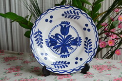 Vintage kék-fehér kézzel festett kerámia falitányér, tulipános népi motívummal – 23 cm