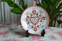 Vintage Hollóházi porcelán falitányér, piros-fekete népi szívmintával – 15 cm