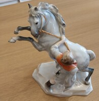 Herendi „Lovát fékező csikós” porcelán szobor (Tóth János) – Apró hibával