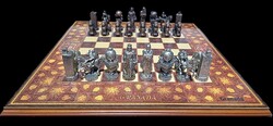 La Conquista de Granada fém sakk-készlet – díszes fa tábla, 46 × 46 cm