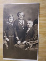 Antik műtermi családi fotó, hátlapján dátum: 1932 mérete: 14 cm x 8 cm