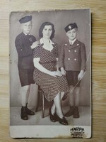 Antik műtermi fotó,édesanya és fiai,a fiúk Bocskai sapkában,Hungária fotószalon Kispest, kb. 1940-45