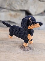 Kézműves horgolt tacskó figura - amigurumi kutyus ajándék