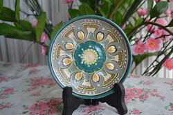 Vintage kézzel festett kerámia falitányér, türkizkék virágmintával – 13 cm